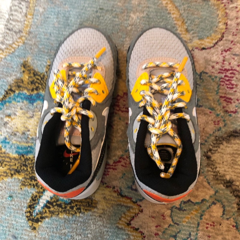 Nike AirMax boys sneaker size 10C.  Like new.